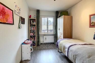 Villa contiguë de 9 pièces avec piscine privée