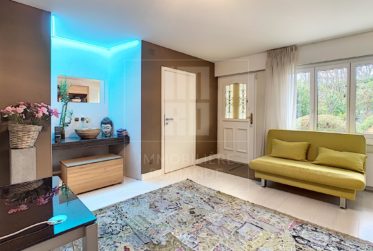 Villa contiguë de 9 pièces avec piscine privée