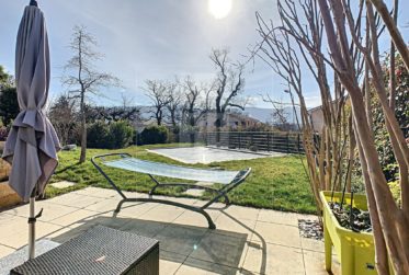 Villa contiguë de 9 pièces avec piscine privée