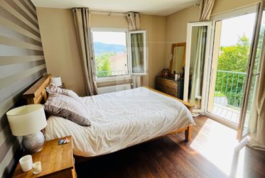 Villa contiguë de 9 pièces avec piscine privée