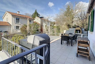 Villa contiguë de 9 pièces avec piscine privée