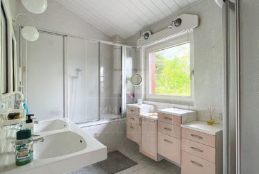 EXCLUSIVITE - Ravissante mitoyenne au calme, volume important, IDC faible !