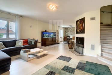 Villa contiguë de 8 pièces avec piscine privée