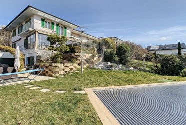 Villa contiguë de 8 pièces avec piscine privée