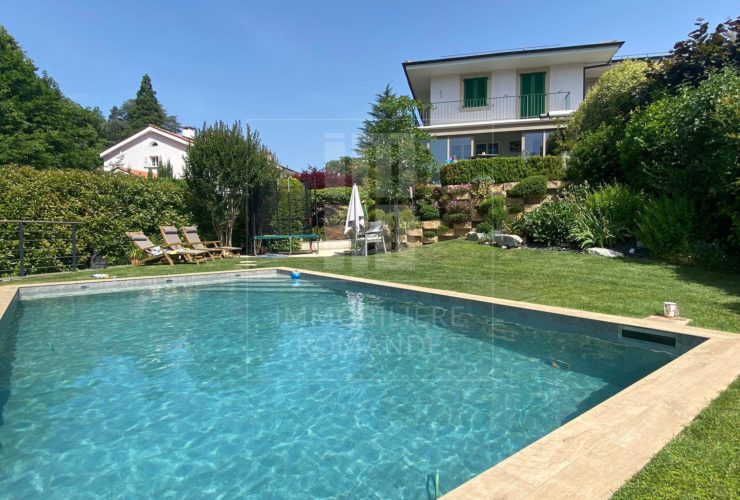 Villa contiguë de 8 pièces avec piscine privée