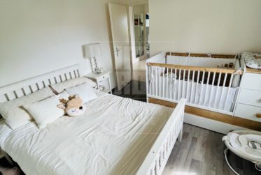 Villa contiguë de 8 pièces avec piscine privée