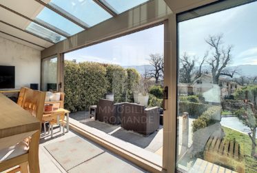 Villa contiguë de 8 pièces avec piscine privée