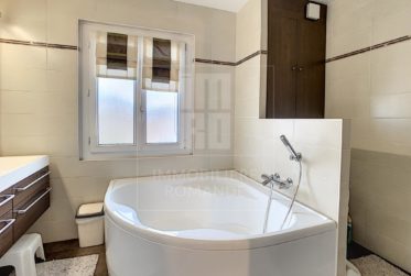 Villa contiguë de 8 pièces avec piscine privée