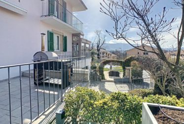 Villa contiguë de 8 pièces avec piscine privée