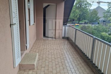 Appartement de 4,5 pièces sous les combles avec grand balcon plein sud